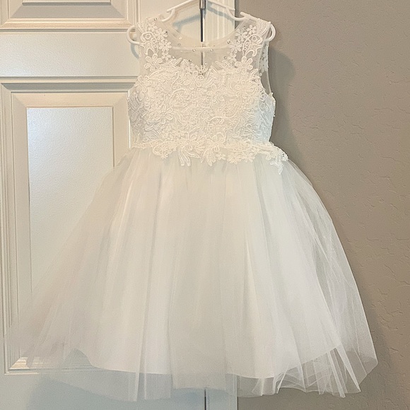 JJs House Other - Little girl’s flower girl dress